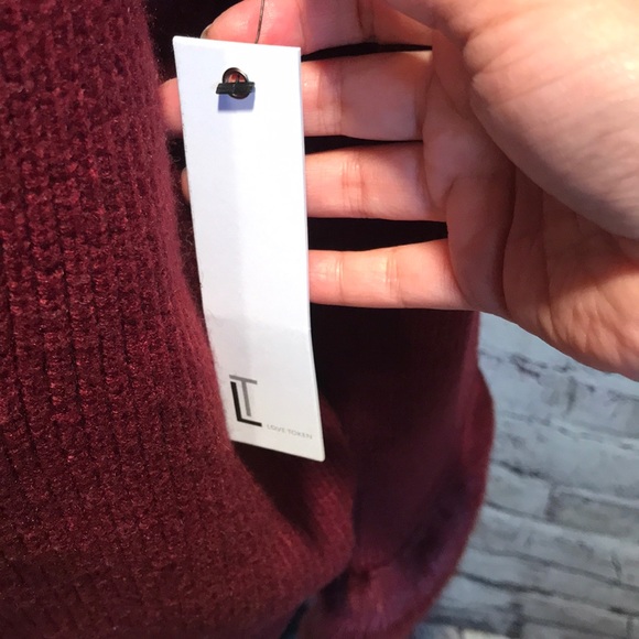 Love token sweater with fur cuffs - Picture 6 of 9